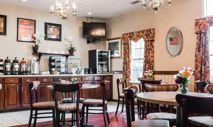 Econo Lodge & Suites