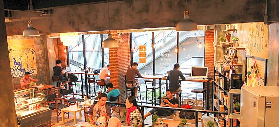 Thonglor travellers' hostel and cafe'