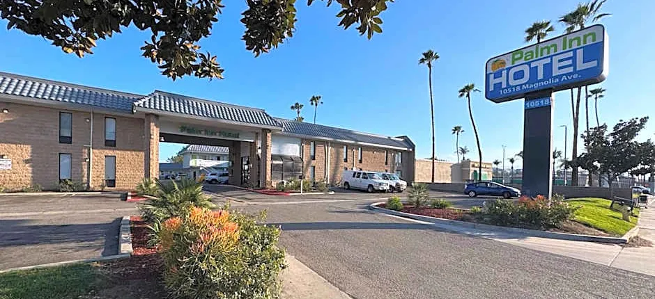 Palm Inn Hotel near Tyler Mall Riverside