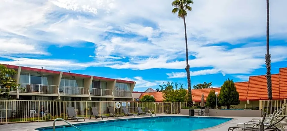Travelodge by Wyndham Monterey Bay