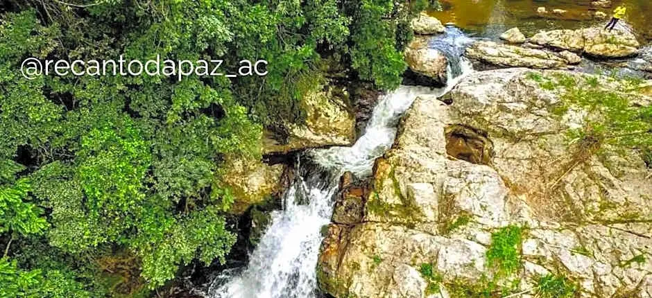 Suíte com cachoeira no quintal