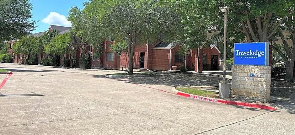 Travelodge by Wyndham Arlington/Dallas Area