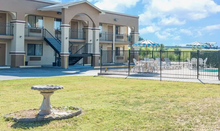 Days Inn by Wyndham San Marcos