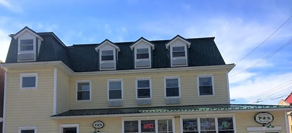 The City Hotel Bar & Grill