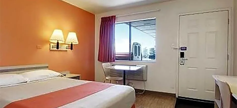 Super 8 by Wyndham Woods Cross - Salt Lake City North