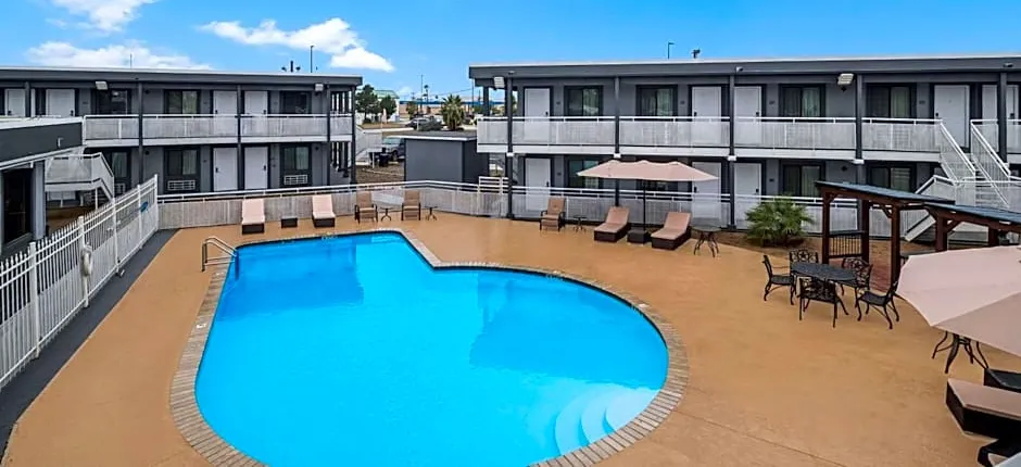 Spanish Trails Inn - Laredo Hotel