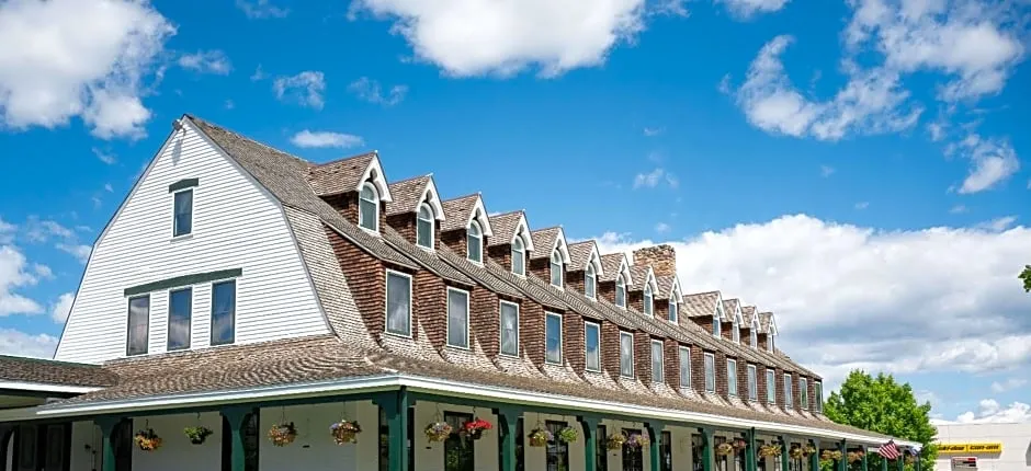 Sheridan Inn, B/W Signature Collection