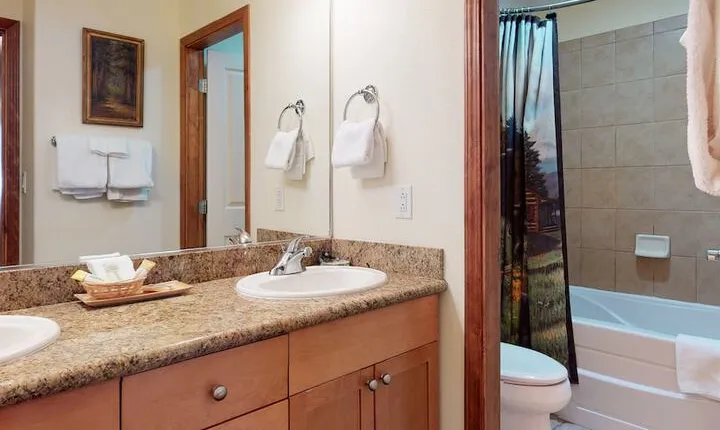 Eagle Run 212 Ski-in Ski-Out Luxury Mountain Cabin with Private Washer Dryer by RedAwning