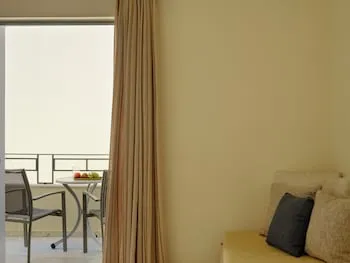 YAKINTHOS HOTEL