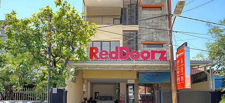RedDoorz Syariah near Airlangga University Campus B