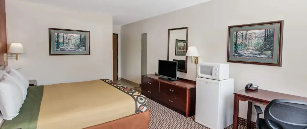 Super 8 by Wyndham Crystal Lake