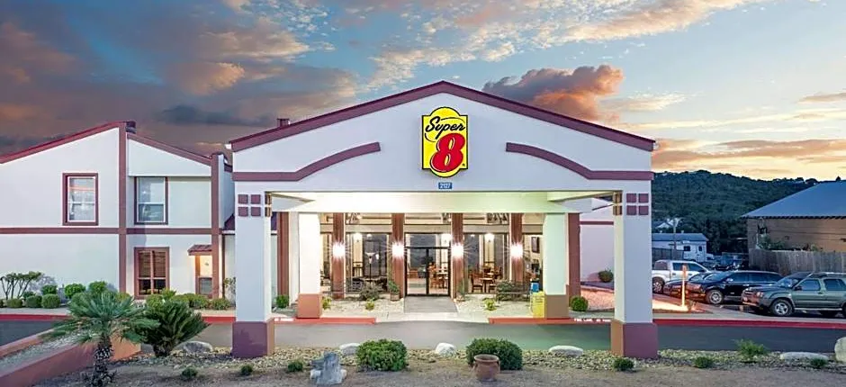 Super 8 by Wyndham Kerrville TX