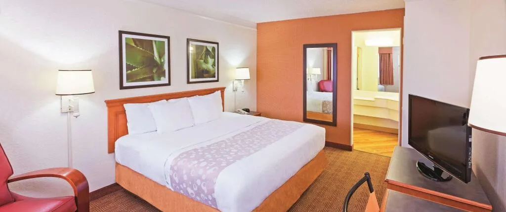 Super 8 by Wyndham San Antonio Near SeaWorld Ingram Park