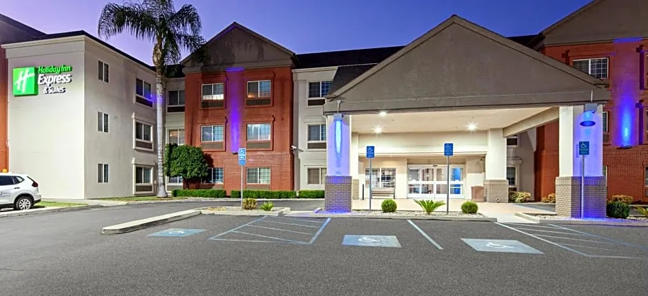 Holiday Inn Express & Suites - Tulare by IHG