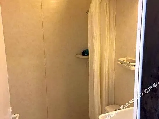 Ripple Hotel (Shanghai Hongqiao Railway Station National Exhibition Center Jinghua Road)