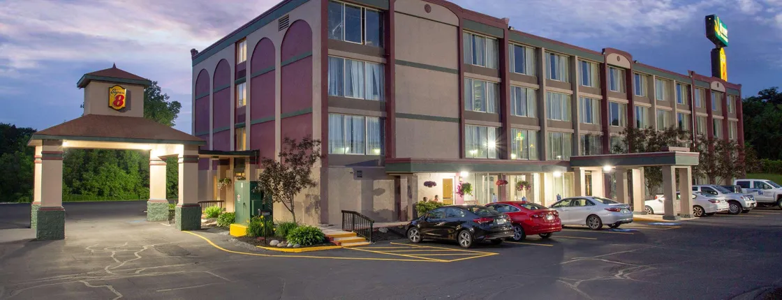 Super 8 By Wyndham Erie/I 90