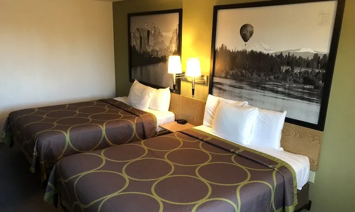 Super 8 by Wyndham Redmond