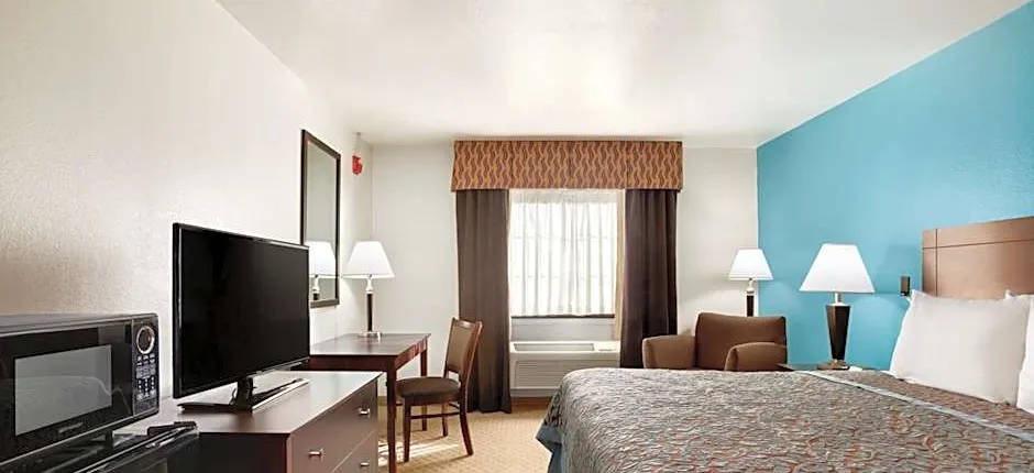 Days Inn & Suites by Wyndham Conroe North