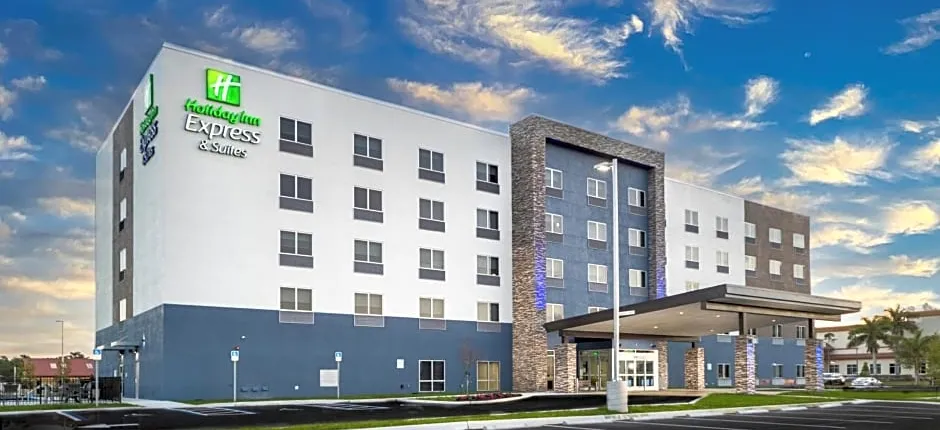 Holiday Inn Express and Suites Fort Myers Airport By IHG