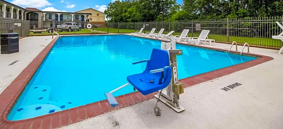 Motel 6 Groves, Tx