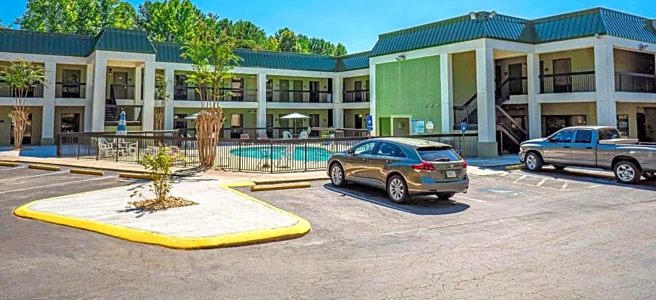 Quality Inn & Suites near Six Flags - Austell