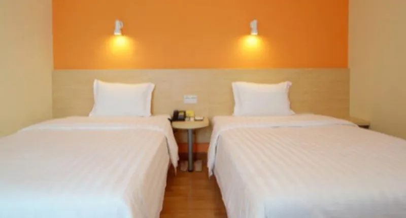 Local Hotels (Guangzhou Jiangnanxi Changgang Road Metro Station)