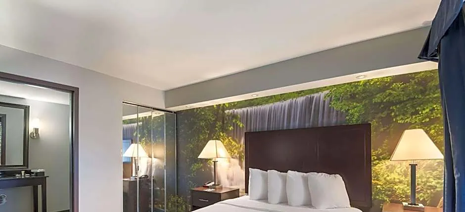 Clarion Pointe Syracuse Downtown