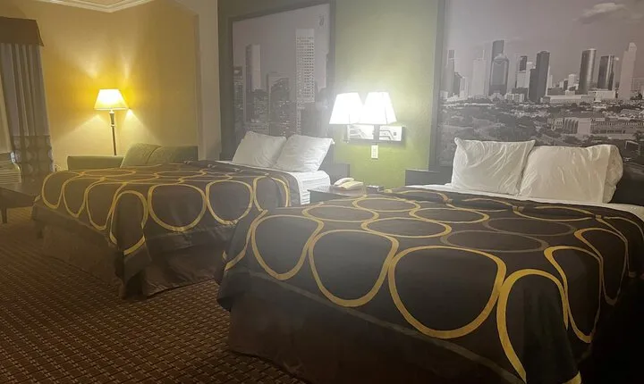Super 8 by Wyndham IAH West / Greenspoint