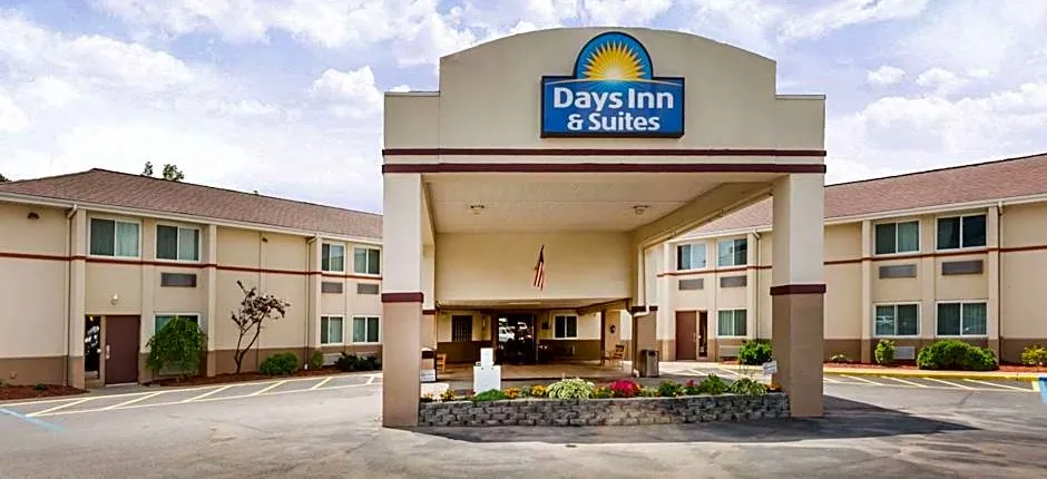 Days Inn & Suites by Wyndham Bridgeport - Clarksburg