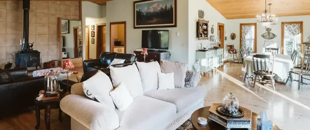 Maria's Creekside BB