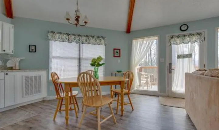 Puppies Hollow 2 Bedrooms, Pets, WiFi, Pool Access, Fireplace, Sleeps 4