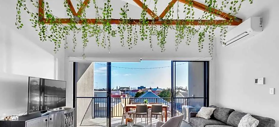 Portside Paradise - Steps away from the Port