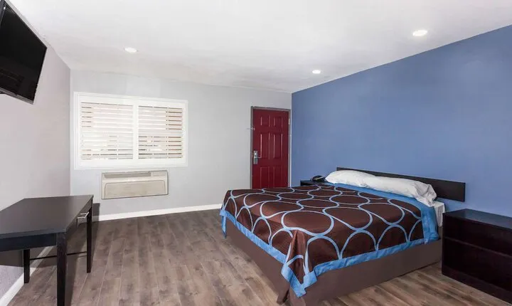 Super 8 by Wyndham Visalia