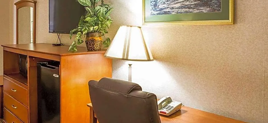 Econo Lodge North