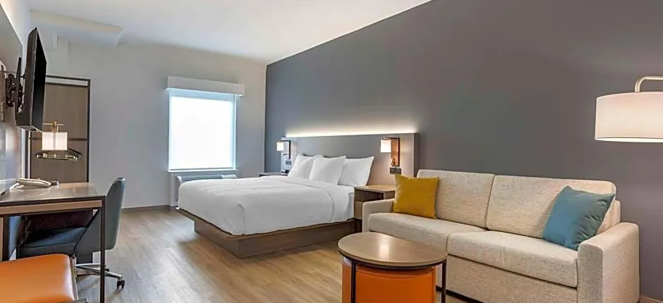 Comfort Inn & Suites Newark Liberty International Airport