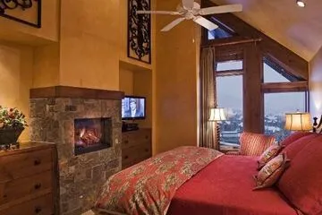 Silver Rock Spectacular Skyland Home 5 Br cabin by RedAwning