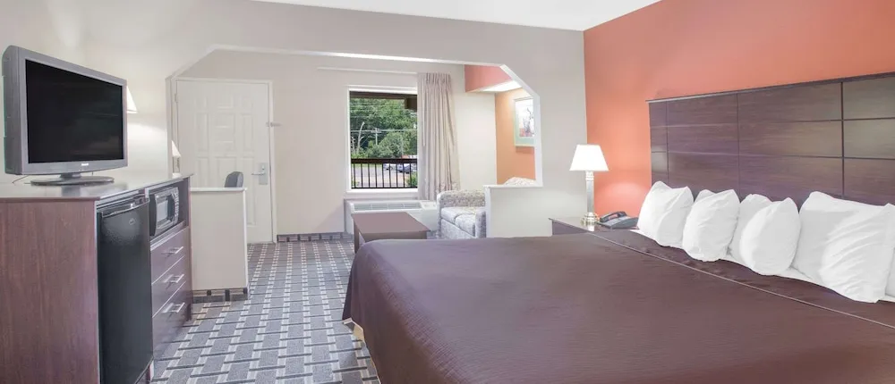 Days Inn & Suites by Wyndham Pine Bluff