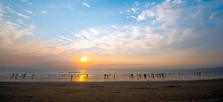 OYO Flagship Hotel Capetown Near Versova Beach