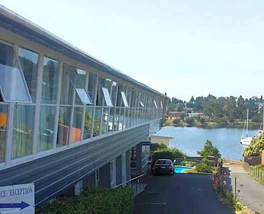 Waterfront Lodge Motel