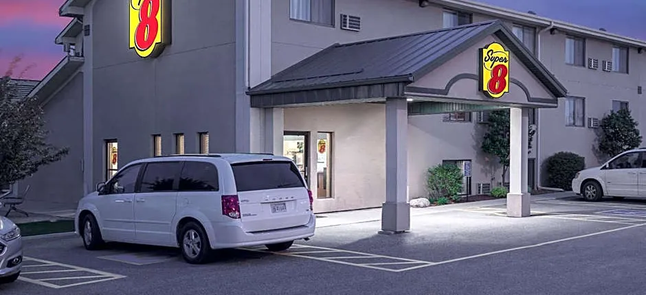 Super 8 by Wyndham Willmar