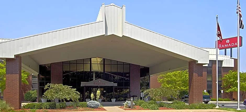 Ramada by Wyndham Bettendorf