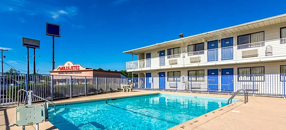 Motel 6-Lumberton, NC