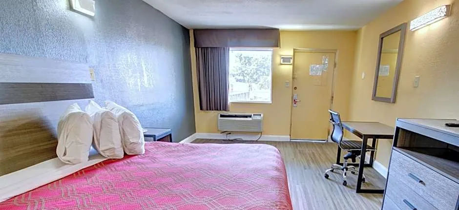 Econo Lodge at Military Circle