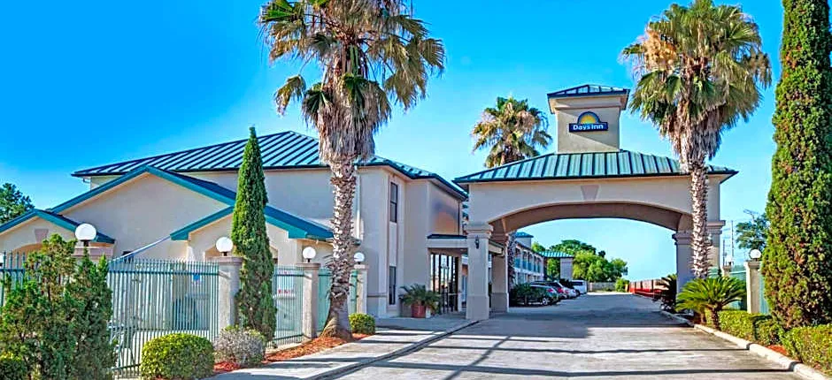 Days Inn & Suites by Wyndham Houston North/Spring