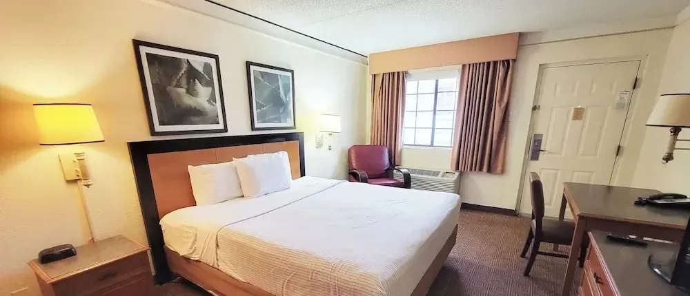 Super 8 by Wyndham San Antonio Near SeaWorld Ingram Park