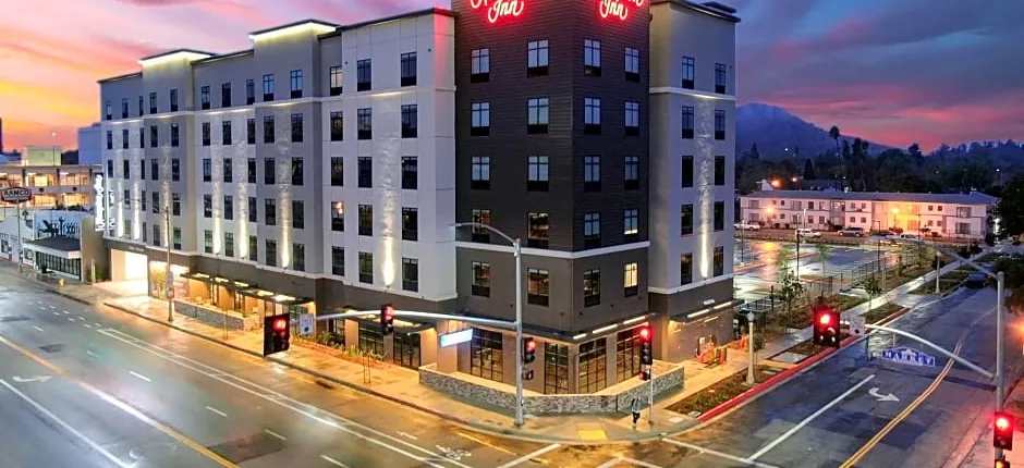 Hampton Inn By Hilton Riverside Downtown