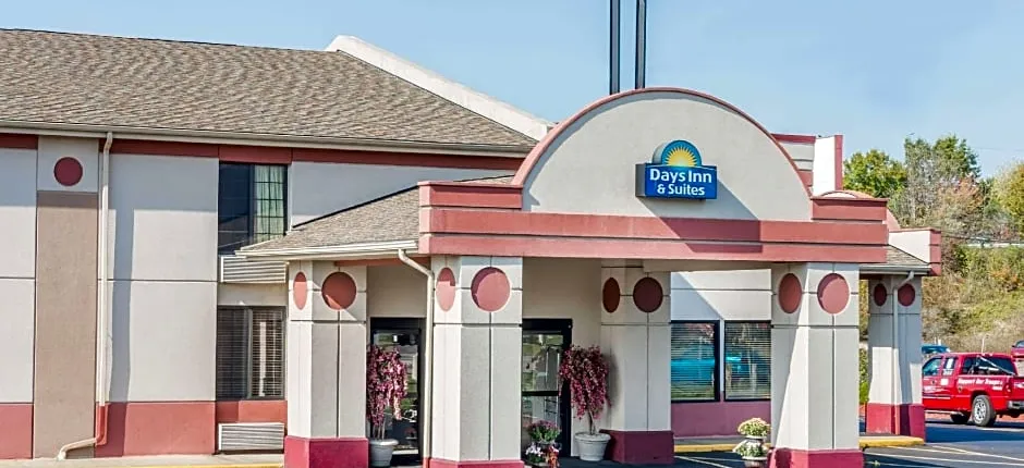 Days Inn & Suites by Wyndham Youngstown / Girard Ohio