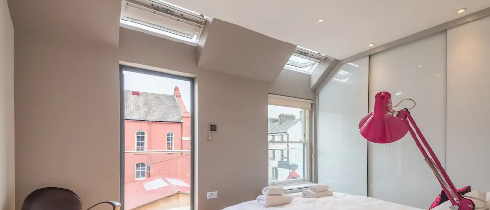 Delightful Dalston Home with Beautiful Balcony