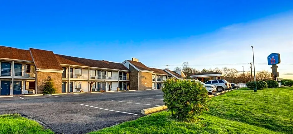 Motel 6 Hillsville, VA
