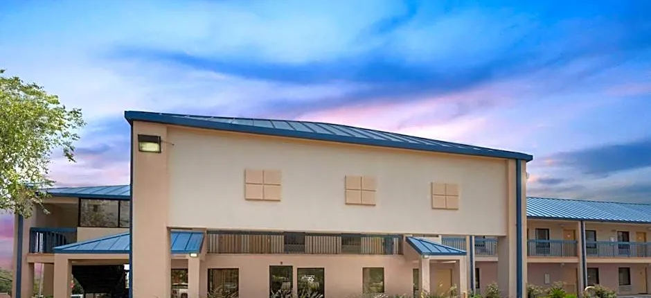 Super 8 by Wyndham Hattiesburg South